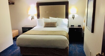 Best Western Plus Portland Airport Hotel & Suites Room Type - Suite-1 Queen Bed, Non-Smoking, One Bedroom, Sitting Area, Work Desk, Sofa, Microwave And Refrigerat