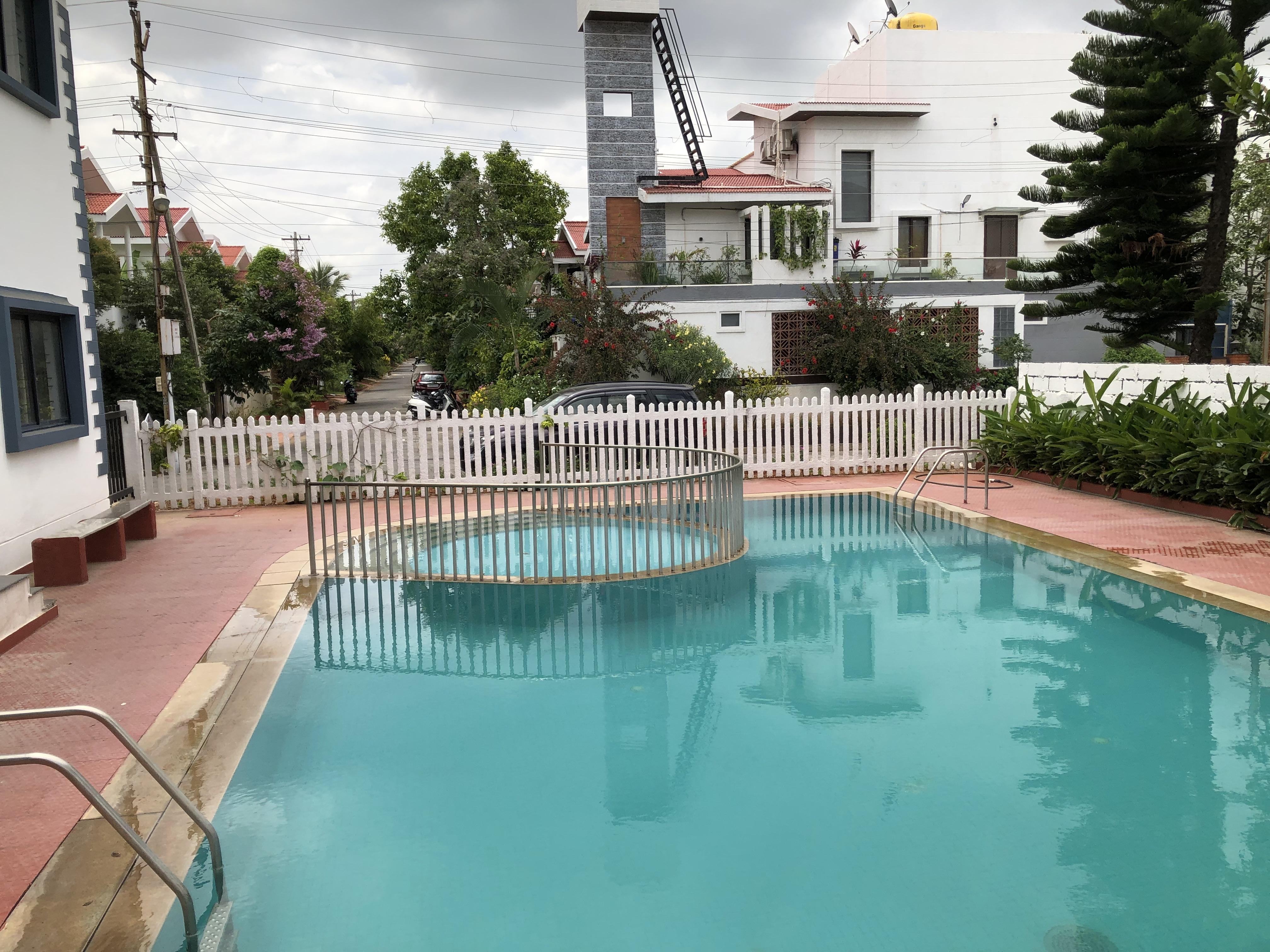 White House - Tap to explore photos