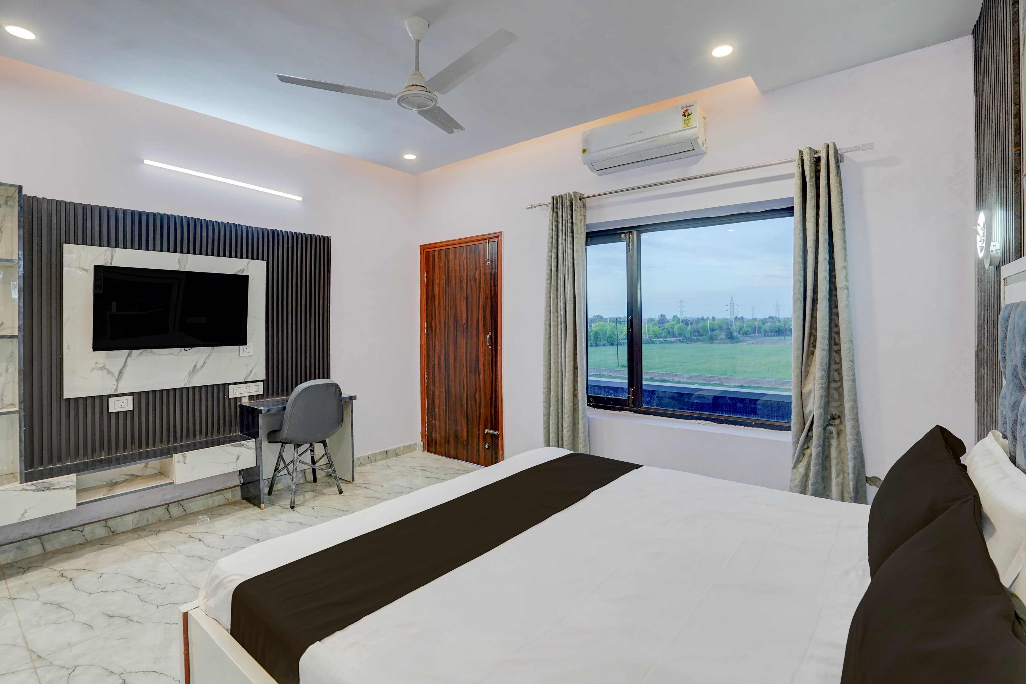 SPOT ON Hotel Highway In - Tap to explore photos