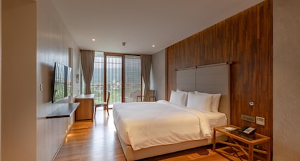 Radisson Resort & Spa Lonavala Room Type - One Bedroom Suite with Bathtub, Balcony and Living Area Radisson Resort & Spa Lonavala Room Type - One Bedroom Suite with Bathtub, Balcony and Living Area