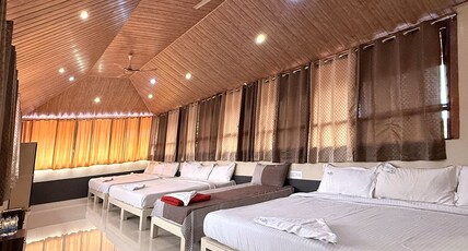 Chirooss Homestay | Dorms & Rooms Room Type - 10 Bed Glass House
