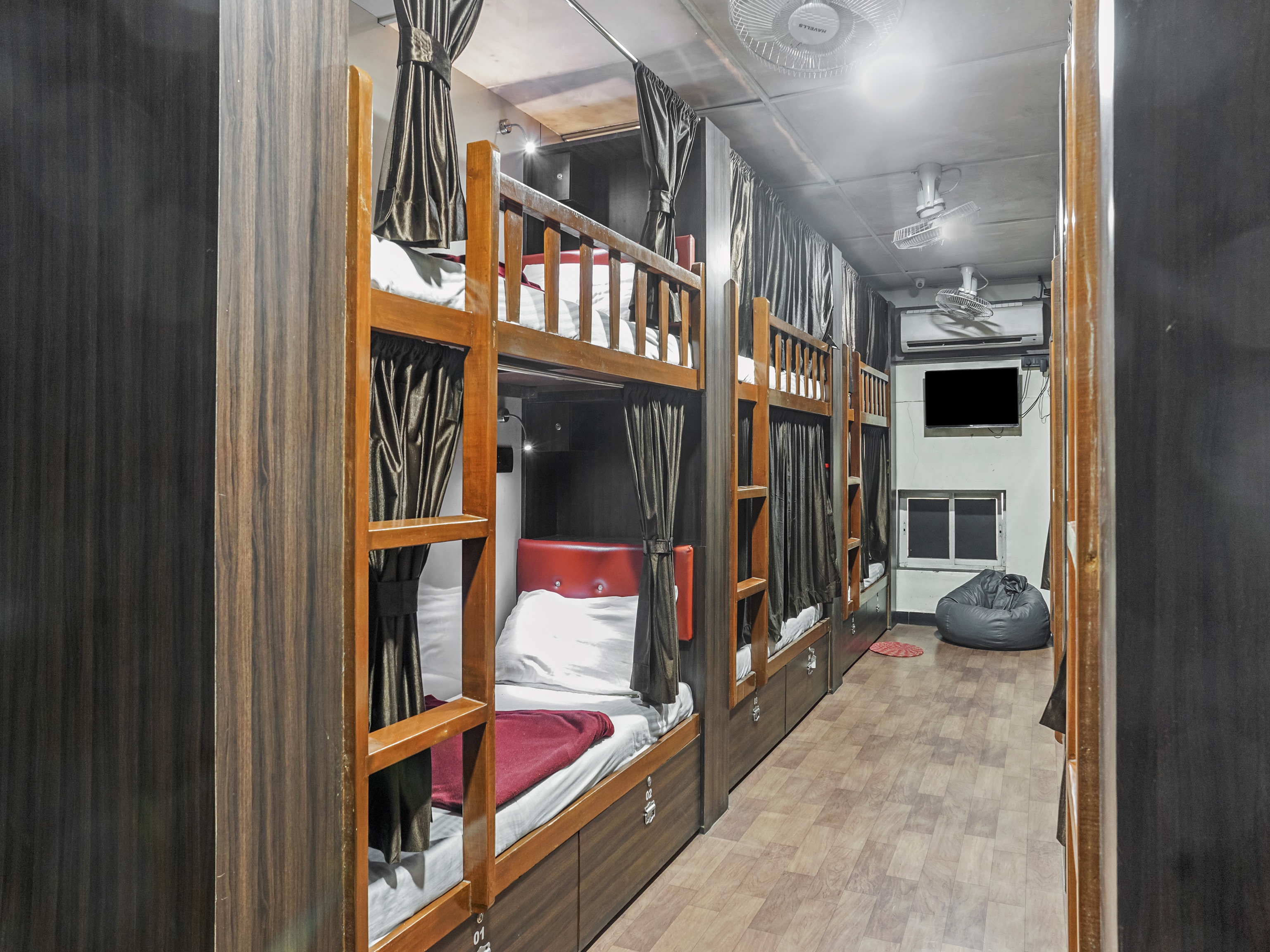 Marol Dormitory AC 24 Hours - Tap to explore photos