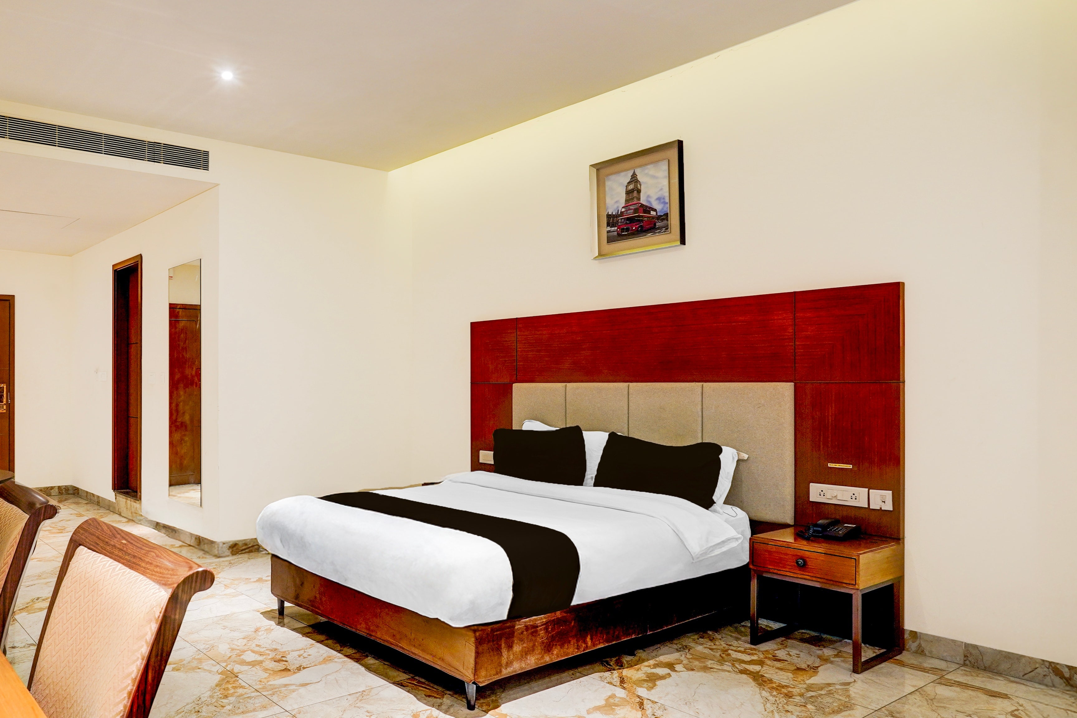 Townhouse JFN Comfort Hotel - Tap to explore photos