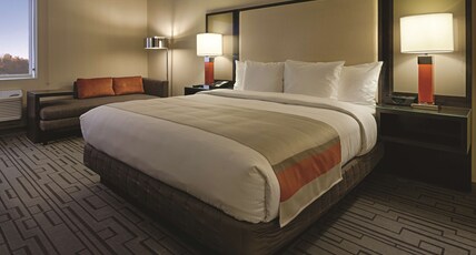 DoubleTree by Hilton Hotel Bristol, Connecticut Room Type - 1KNG MOB HEAR ACC W TUB NS