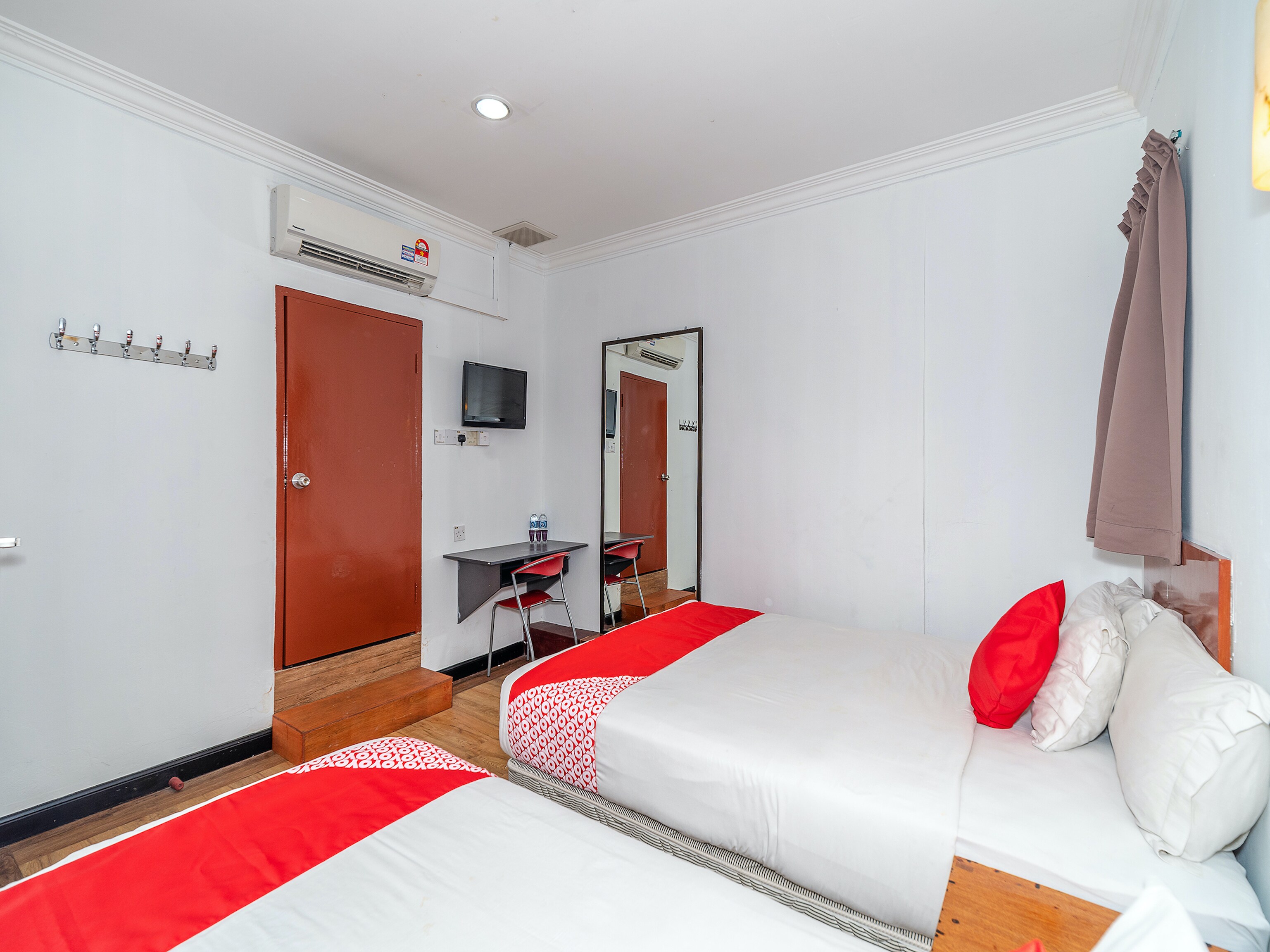 Super OYO 89847 Switz Paradise Hotel - Tap to explore photos