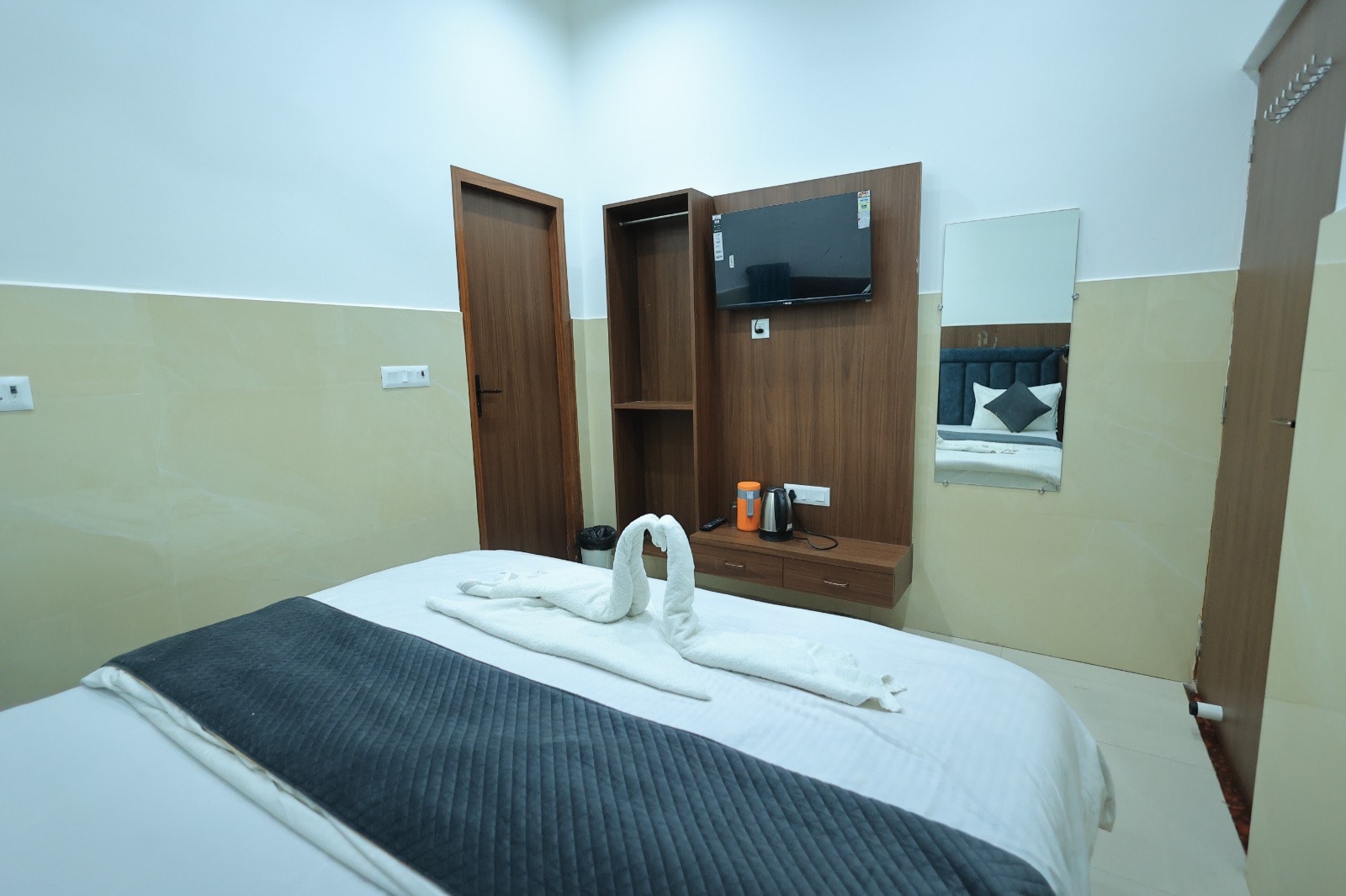SHRI BANKEY BIHARI BRAJ HOTEL - Tap to explore photos