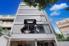 Townhouse Preet Vihar Metro Station