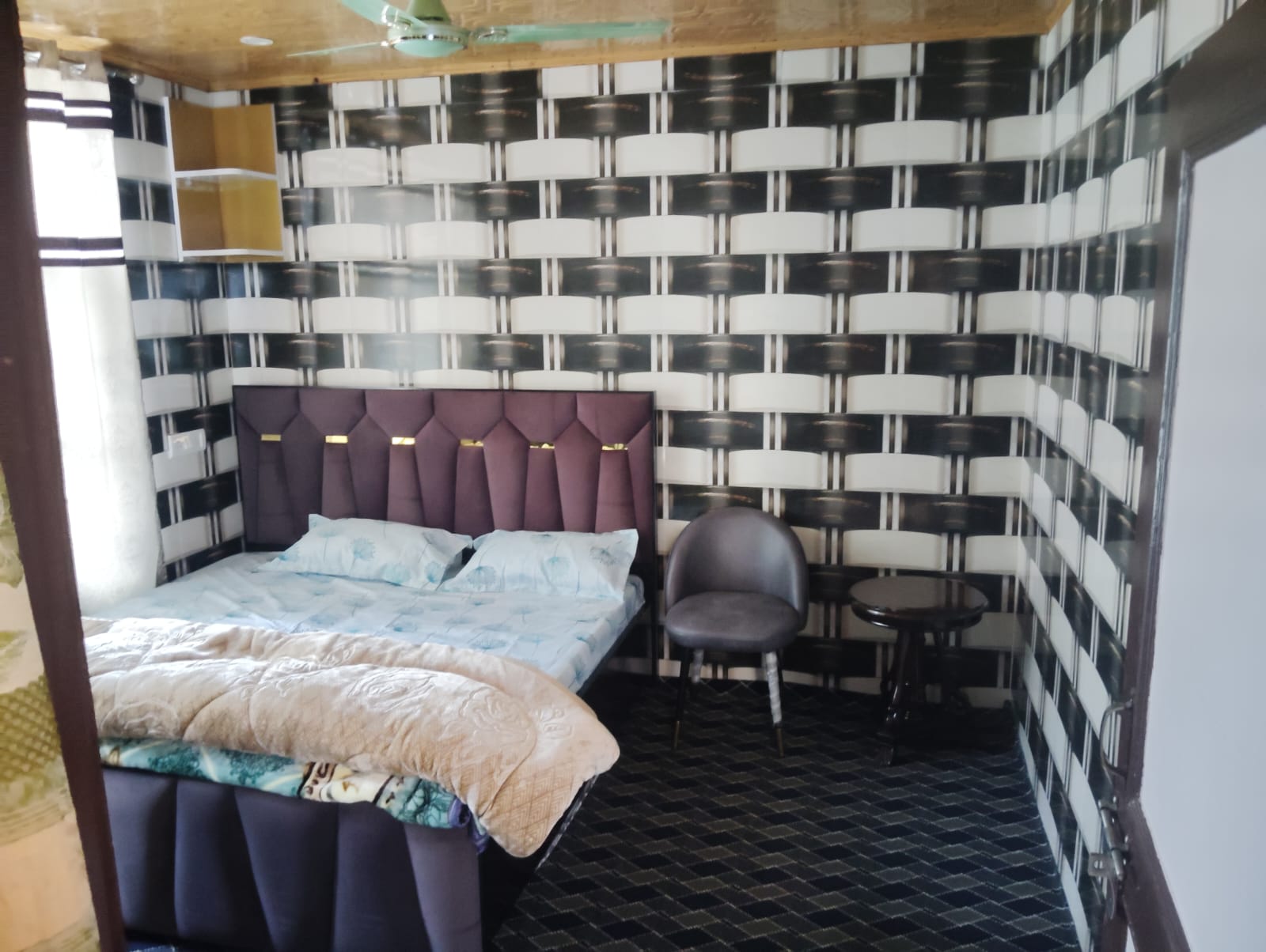 BATOTE HEIGHTS BEAUTIFULL LUXURIOUS HOMESTAY - Tap to explore photos