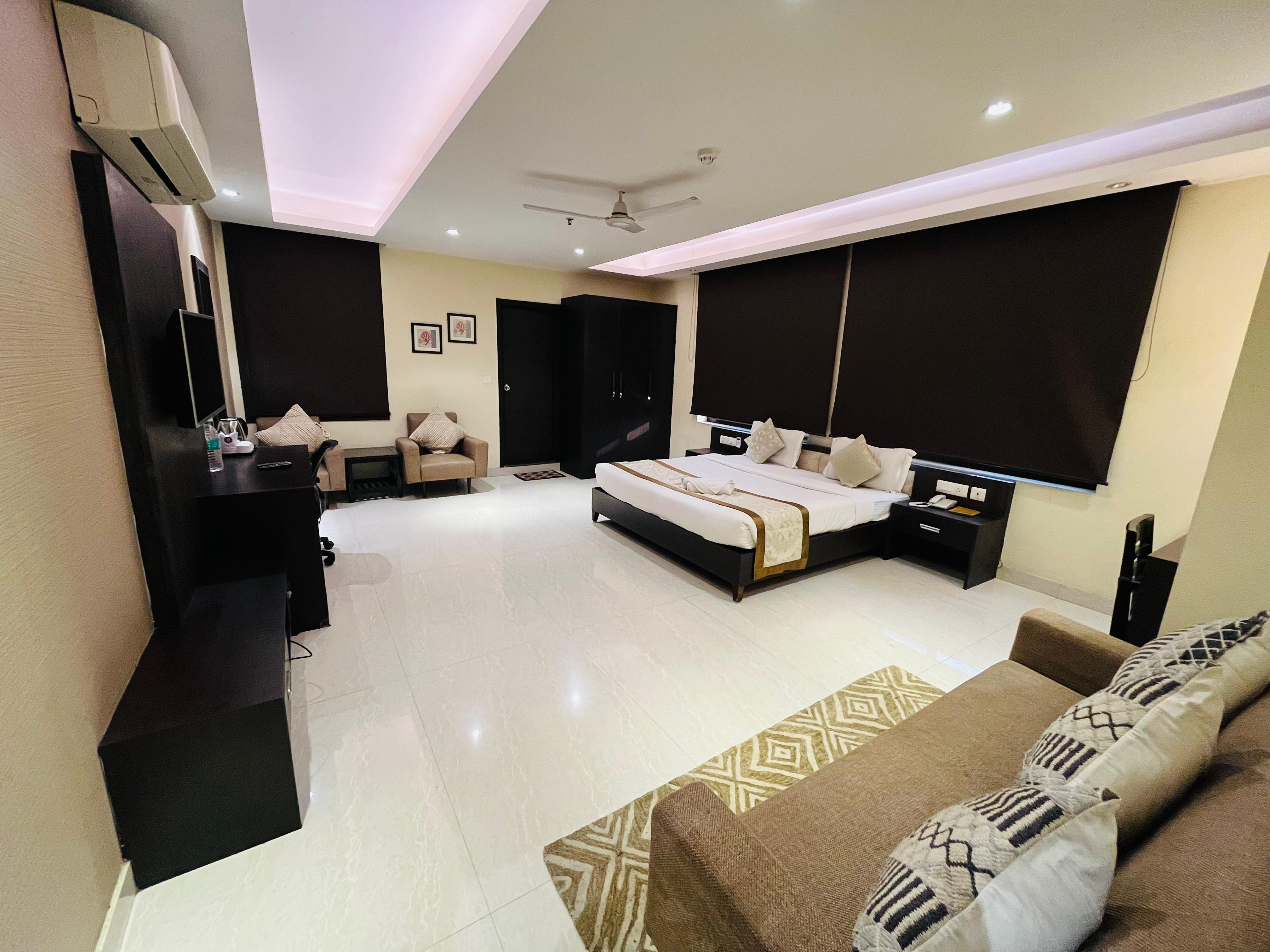 Hotel Solitaire - Tap to explore photos