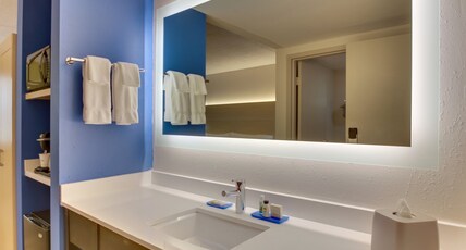 Holiday Inn Express Pittston - Scranton Airport Room Type - 1 King Bed Suite Sofa Bed Comm Access