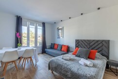 Studio sleeps 4 with terrace, 500m Place Morny