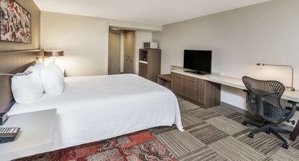 Hilton Garden Inn Syracuse Room Type - 1 KING ACC RM W BATHTUB