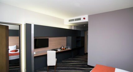 Best Western Plus Lakeside Hotel Room Type - 1 King Bed, Non-Smoking, Quiet Location, Accessible Room, Sofa Chair, Bigger Room, Coffee And Tea Ma Best Western Plus Lakeside Hotel Room Type - 1 King Bed, Non-Smoking, Quiet Location, Accessible Room, Sofa Chair, Bigger Room, Coffee And Tea Ma