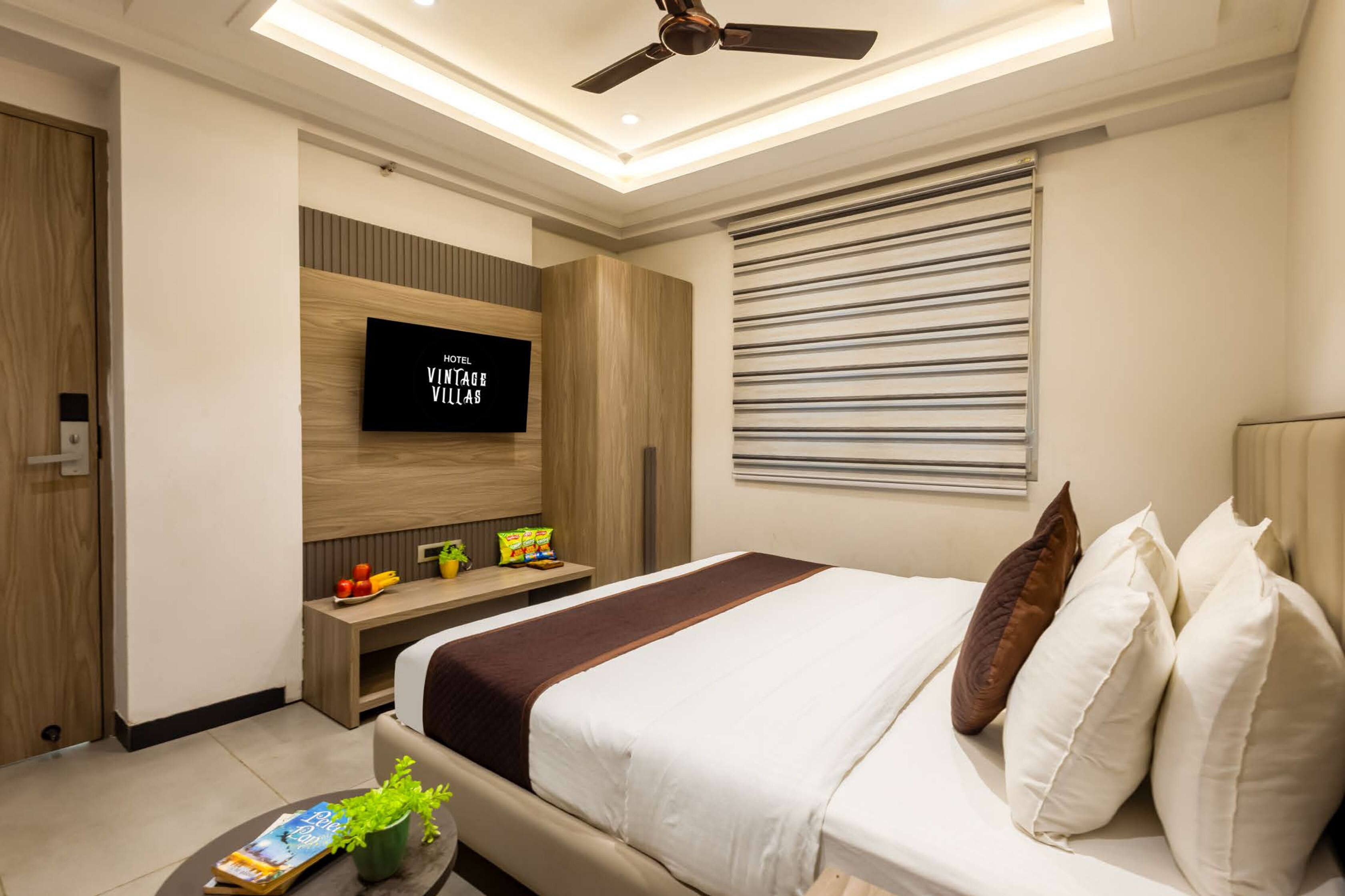 Hotel Vintage Villas-Near Fortis Shalimar Bagh - Tap to explore photos