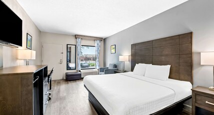 Best Western Pinehurst Inn Room Type - 1 King Bed, Non-Smoking, Pet Friendly Room, Microwave And Refrigerator, Wi-Fi, Full Breakfast Best Western Pinehurst Inn Room Type - 1 King Bed, Non-Smoking, Pet Friendly Room, Microwave And Refrigerator, Wi-Fi, Full Breakfast