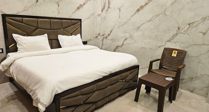 Royal Guest House Room Type - Deluxe Room (Double Bed)