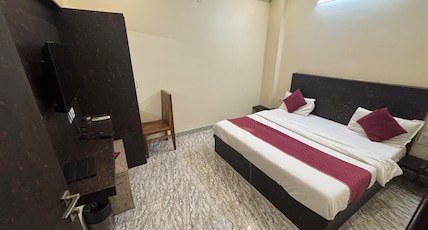 Hotel RAAS Palace - 400 Meter from Jaipur Railway Station Room Type - Deluxe Room Hotel RAAS Palace - 400 Meter from Jaipur Railway Station Room Type - Deluxe Room