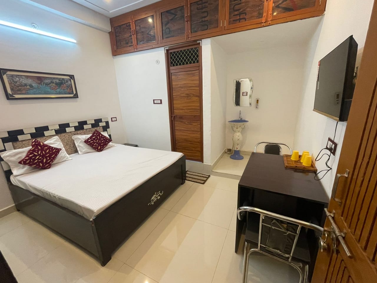 Govind Guest House Near Ram Mandir Ayodhya - Tap to explore photos