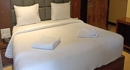 SRS Elegance Room Type - Deluxe Twin Room