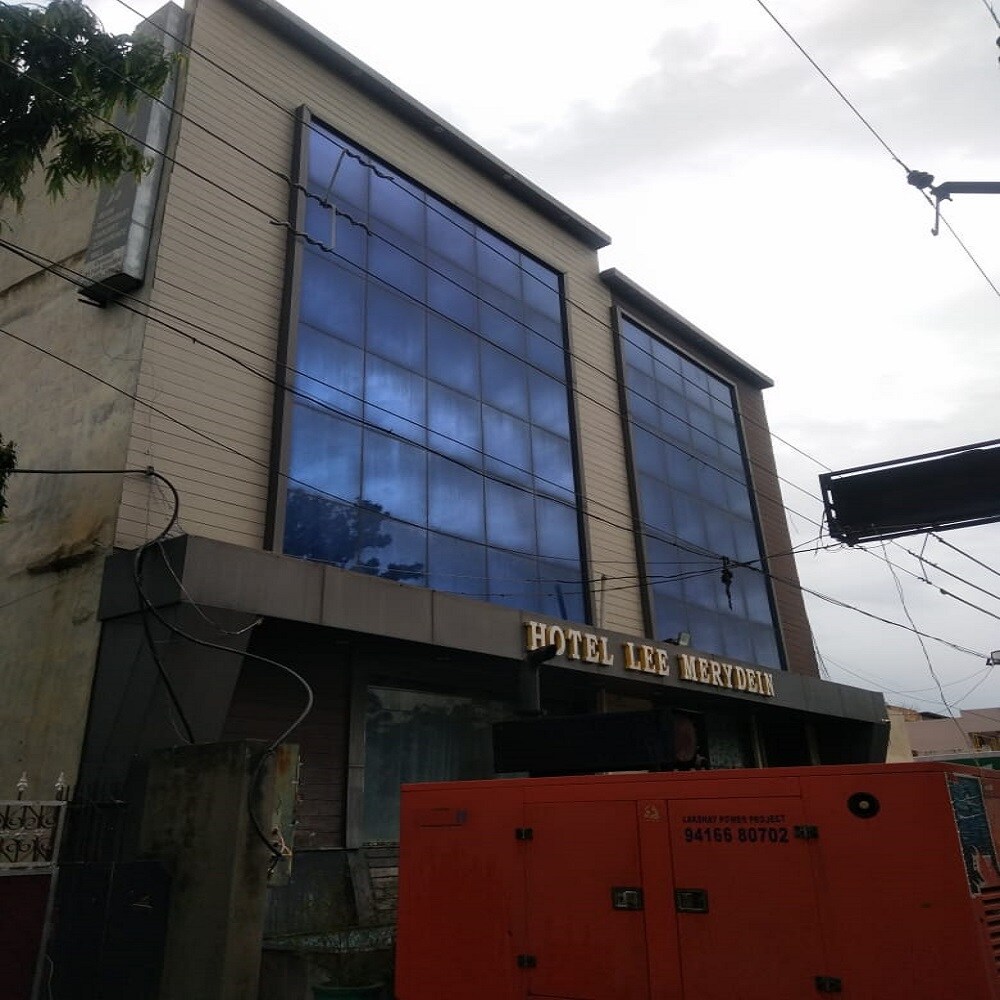 Hotel Lee Merydein - Tap to explore photos