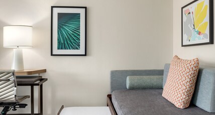 Holiday Inn Cheshire - Southington Room Type - 1 King Standard Trundle Bed