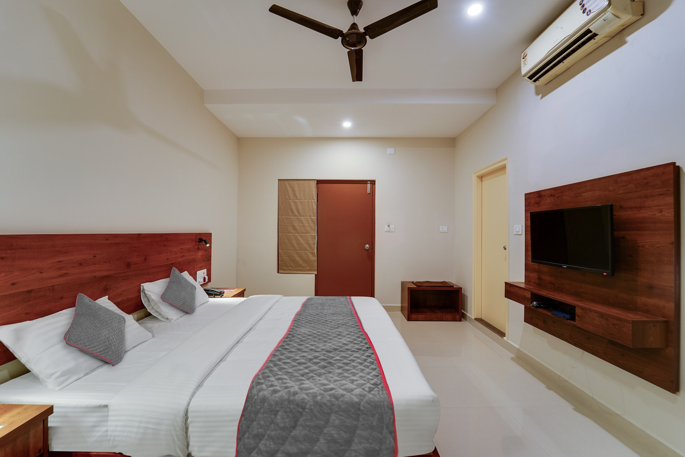 Super Townhouse Davis Let Bangalore - Tap to explore photos