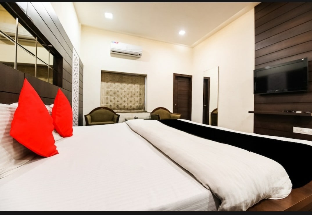 Hotel Surpin Palace - Tap to explore photos