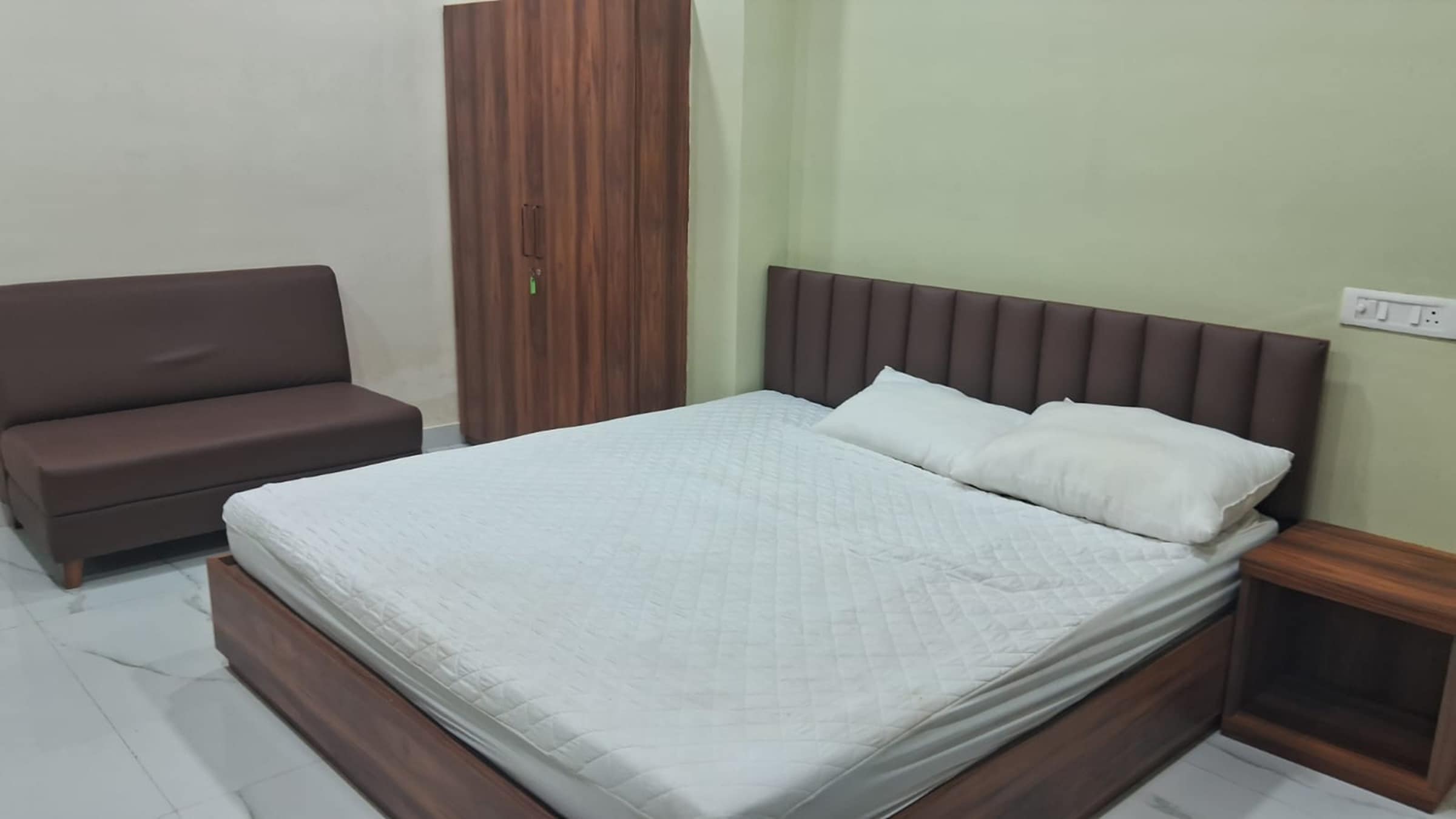 Hotel Pushparaj:100m to the beach. Hear the waves! - Tap to explore photos
