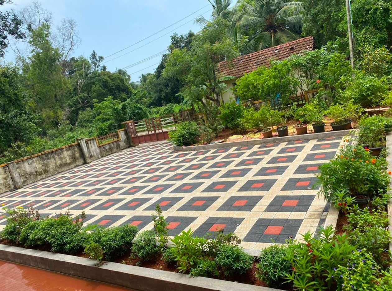 SKS HOMESTAY - 1BHK AC - Tap to explore photos