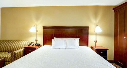 Hampton Inn College Station Room Type - 1 KING SFBD MIC FRG NS
