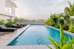 Humble Pineapple at Calangute by Da Alohas