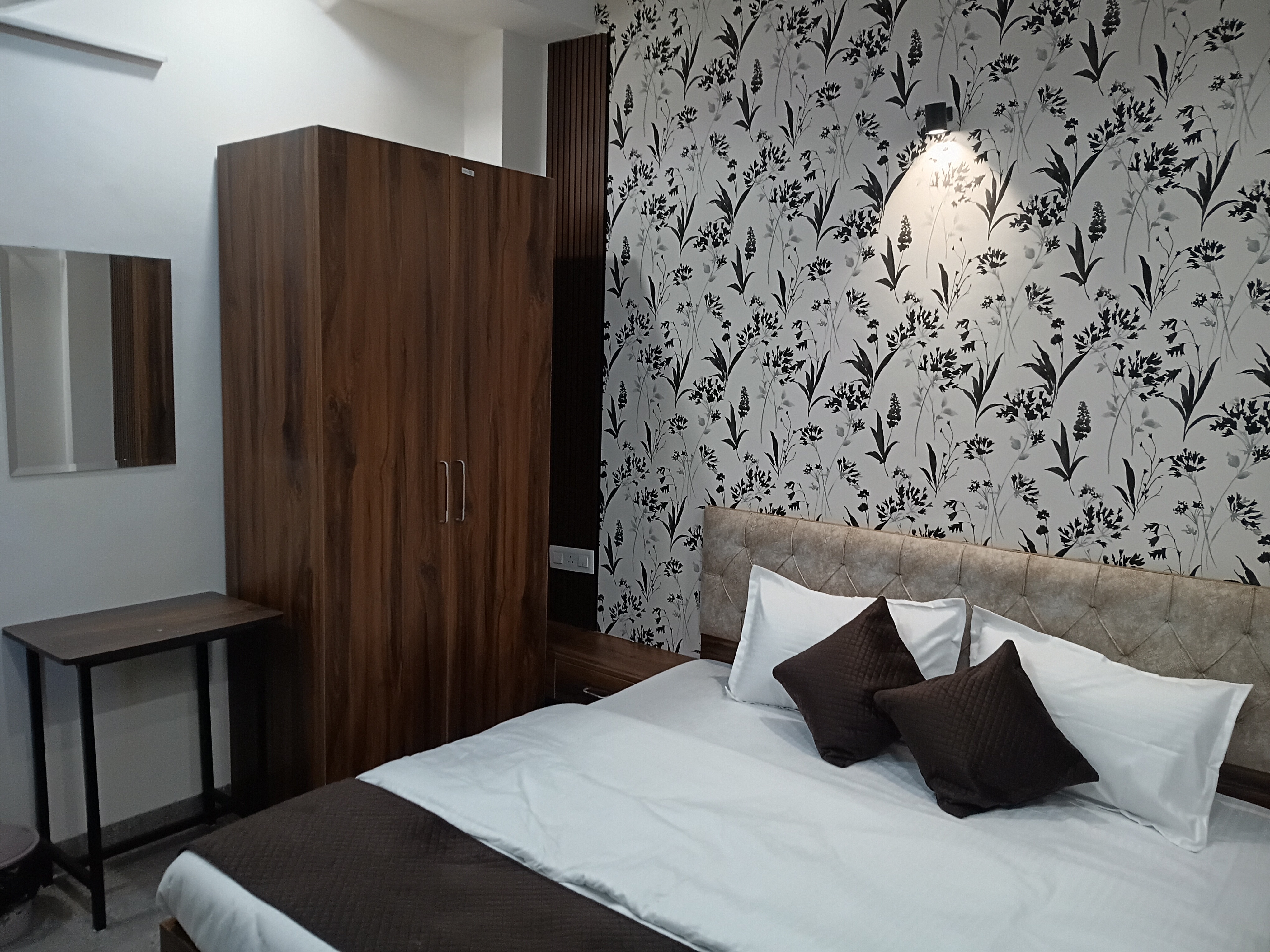 HOTEL SPRINGWOOD SUITES - Tap to explore photos