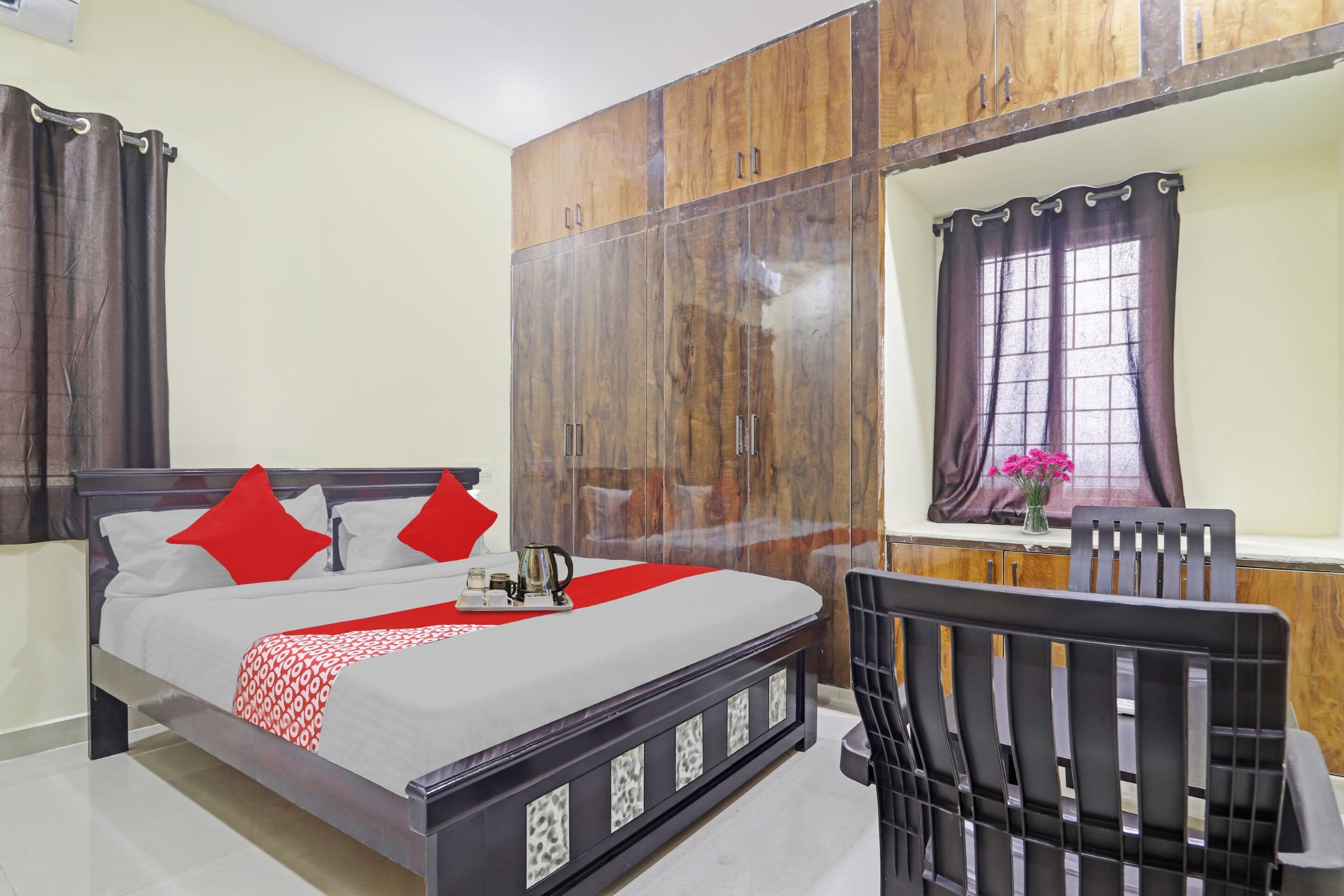 Flagship OYO Hotel Hanuma Residency - Tap to explore photos