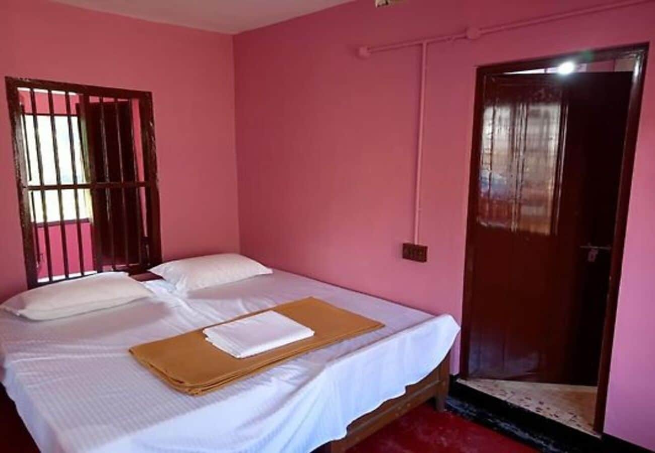 Royalmundropalace Homestay - Tap to explore photos