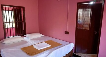 Royalmundropalace Homestay Room Type - Deluxe Double Room