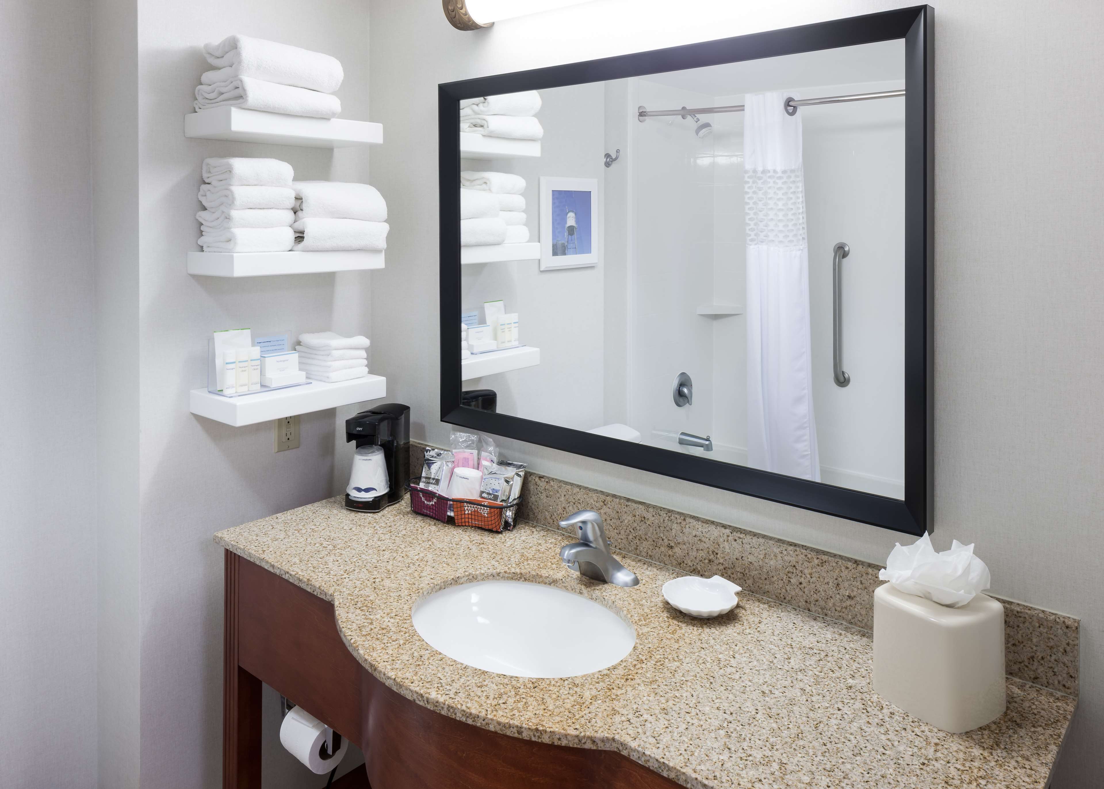 Hampton Inn & Suites by Hilton Tulare - Tap to explore photos