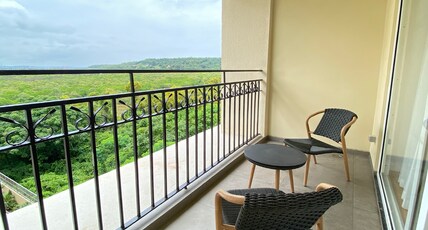 Holiday Inn Goa, Candolim Room Type - 1 King Bed Standard Sunrise View 