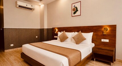 The Royalistiq Stays Room Type - Delux King Room