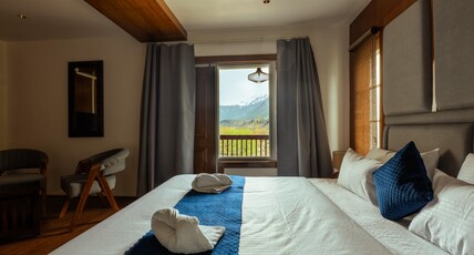 Walnut Village Resort Room Type - Luxury Room with Balcony and River View