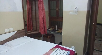 The Central Guest House Room Type - Ac Delux Double bed