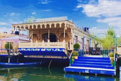 Houseboat New Cherry Ripe