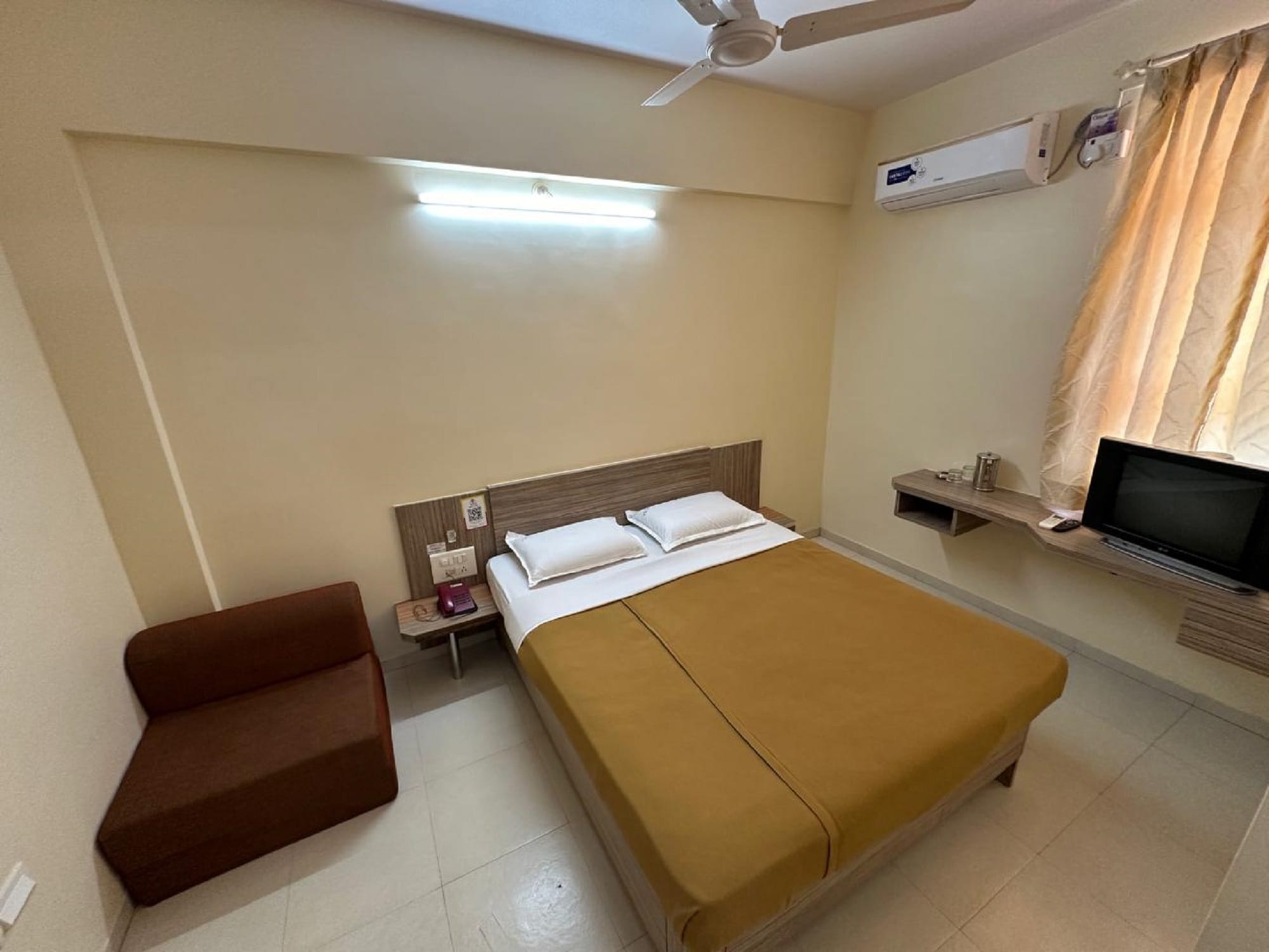 Hotel Vivek - Tap to explore photos