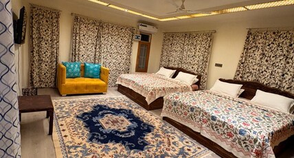 New Zamrood Holiday Home | Dal Lake Room Type - FAMILY ROOM WITH BALCONY