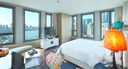 Hotel Indigo Shanghai on The Bund, an IHG hotel Room Type - 1 King Premium River View Separate Bath Hotel Indigo Shanghai on The Bund, an IHG hotel Room Type - 1 King Premium River View Separate Bath