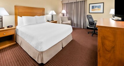 Best Western Plus Nor'wester Hotel & Conference Centre Room Type - Accessible - 1 Queen, Mobility Accessible, Bathtub, Refrigerator, Chair With Ottoman, Non-Smoking, F Best Western Plus Nor'wester Hotel & Conference Centre Room Type - Accessible - 1 Queen, Mobility Accessible, Bathtub, Refrigerator, Chair With Ottoman, Non-Smoking, F