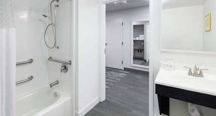 Hampton Inn Austin - Northwest Arboretum Room Type - 1 KING ACC W TUB NON SMOK