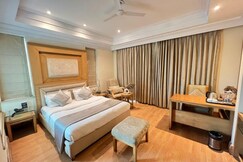 Luxotic Stays Gurgaon - Bathtub Rooms