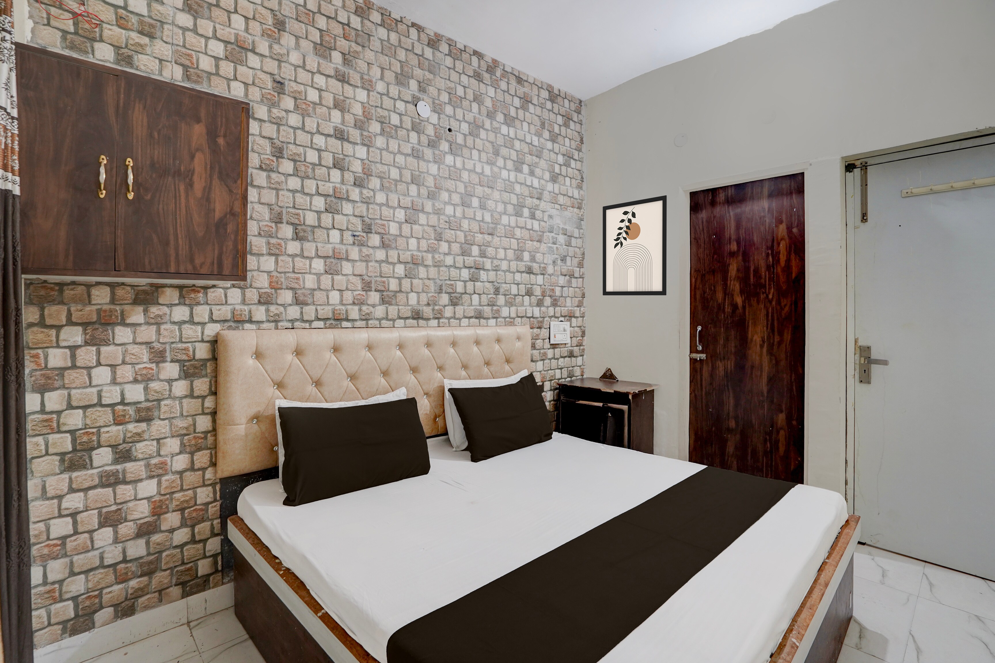 Hotel O Cross King Hotel & Restaurant - Tap to explore photos