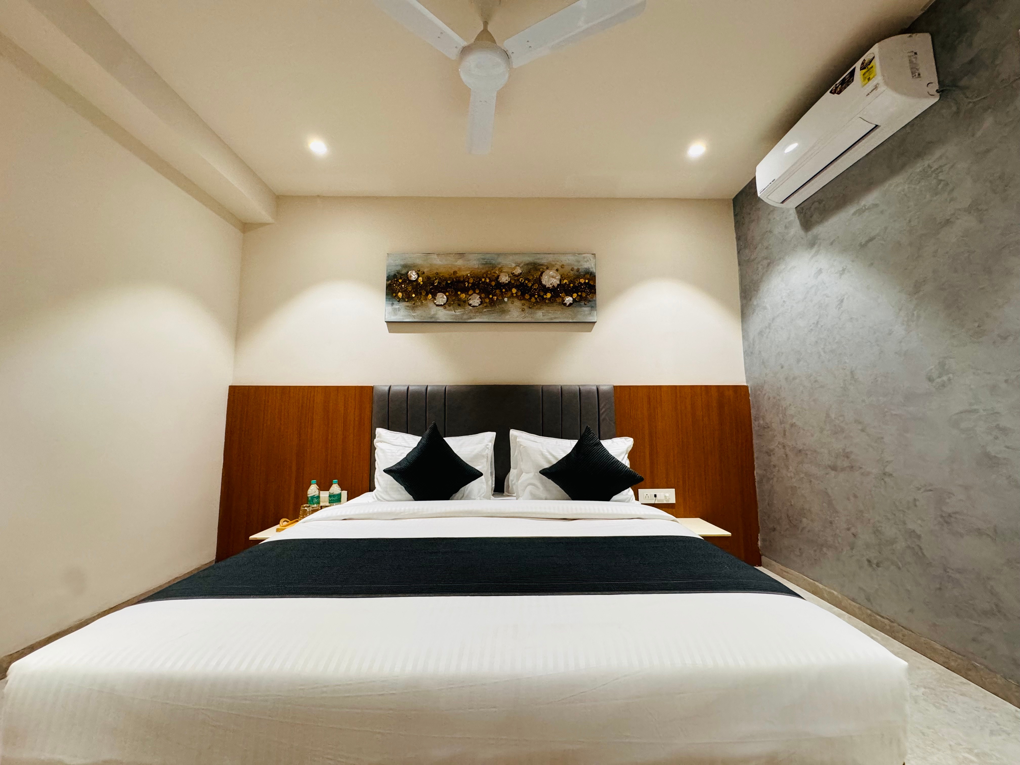 Hotel Rudhav Palace - Tap to explore photos
