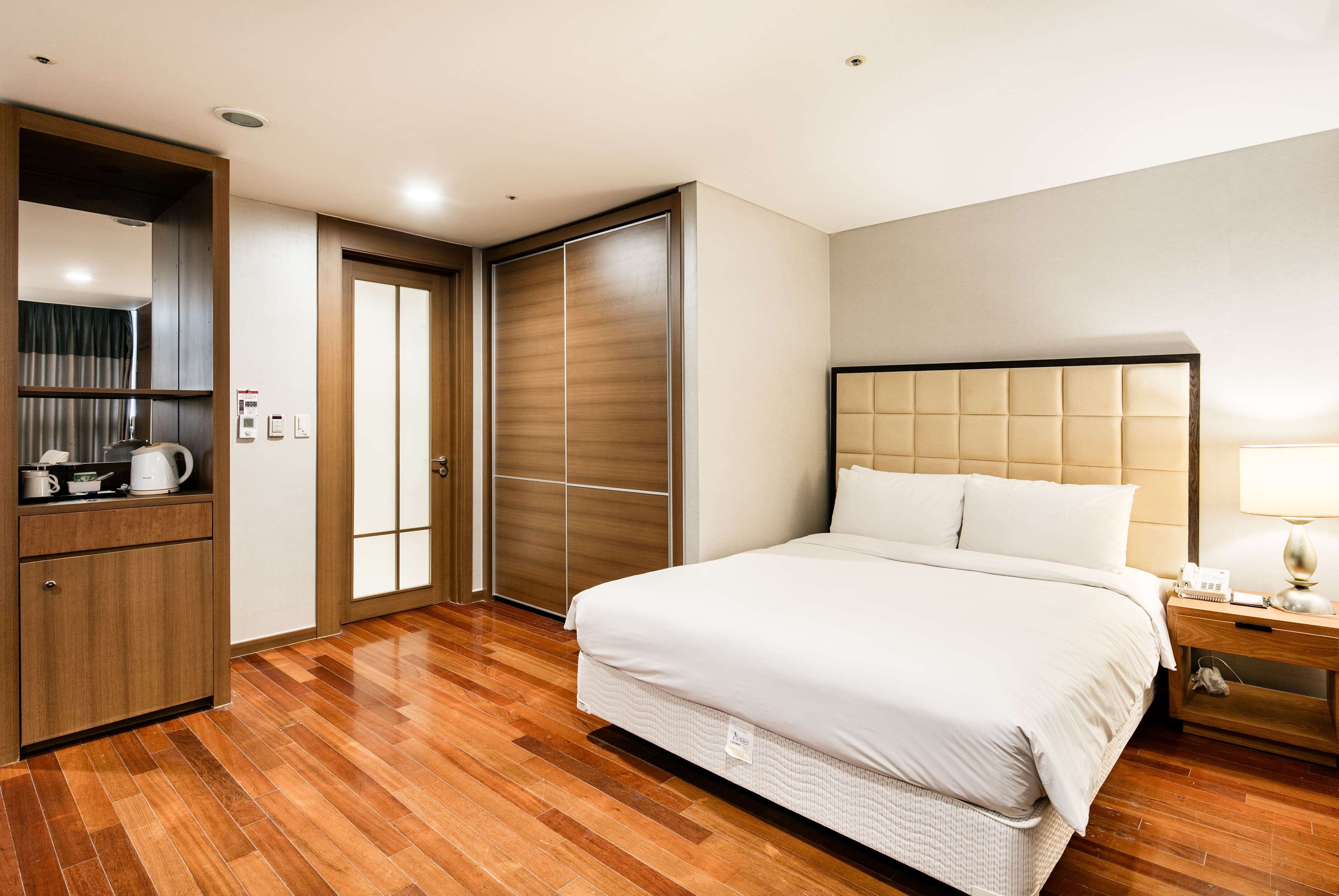 Ramada Hotel and Suites Seoul Namdaemun - Tap to explore photos